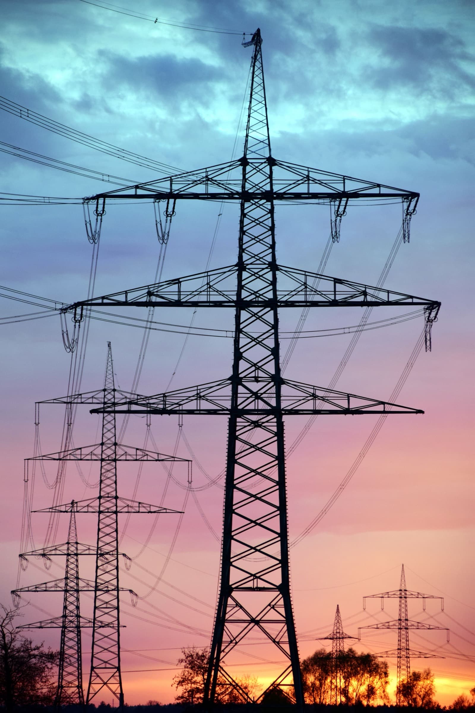 Enerji iletim hattı direkleri